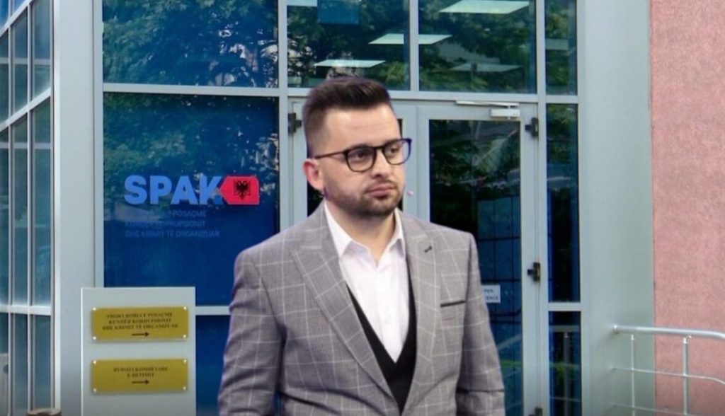 “Sa më shpejt, please”, dalin mesazhet mes Erion Isait dhe fitueses së tenderit