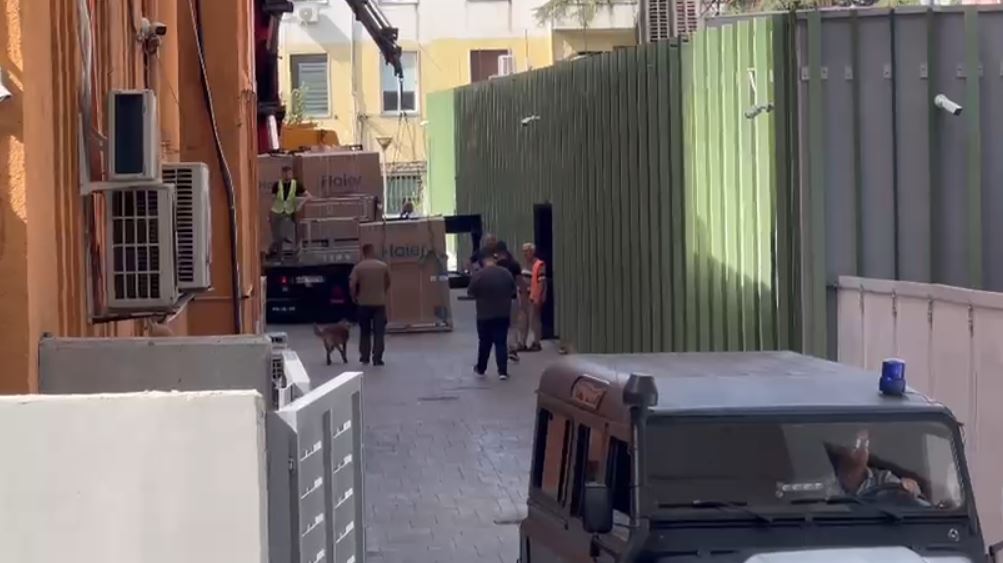 Kontrolle nga njësia anti-eksploziv. Çfarë po ndodh tek Arkiva e Shtetit?