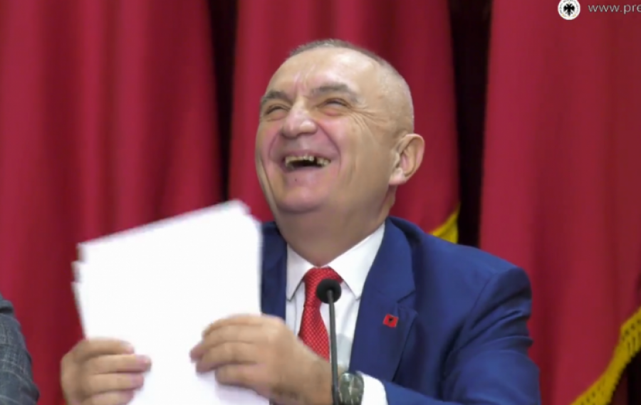 Zot, mbaje dorën! Blogerja mendon se president i Shqipërisë është ende Ilir Meta (Video)