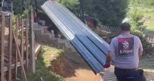 IKMT, aksion në Valbonë, një pjesë e banorëve i heqin vetë ndërtimet pa leje