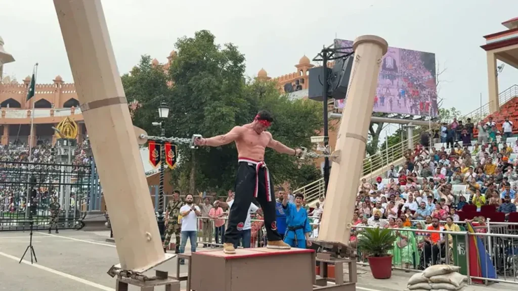 “Njeriu i çeliktë” vendos rekord të ri duke mbajtur dy shtylla me peshë 261 kilogramë