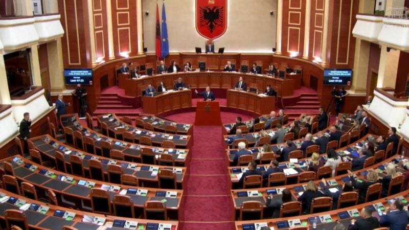 Kolegët e braktisin, Korreshi shtanget/ Balla ironizon: Nuk e di akoma ti?