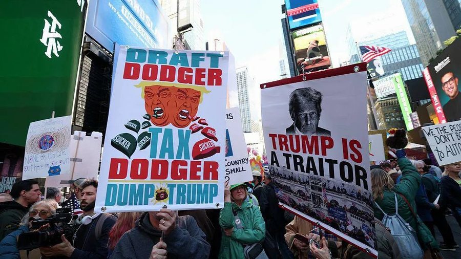 “No Kings”, mijëra protestues kundër Trump mbushin rrugët e New York