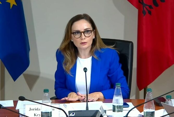 Tabaku: Qeveria fabrikon shifra, ndërsa Eurostat tregon realitetin! 55% e shqiptarëve nuk mbyllin dot muajin