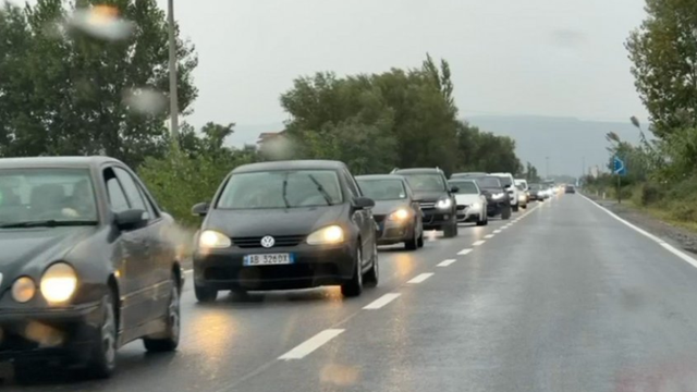 Reshjet e shiut në Lezhë shkaktojnë trafik të rënduar! Autoritetet thirrje drejtuesve të lëvizin me kujdes