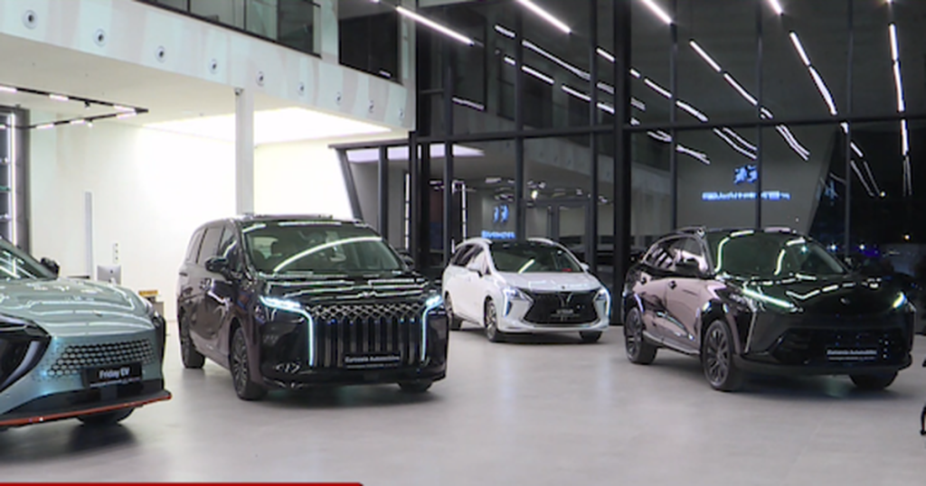 “Dongfeng Forthing” në Shqipëri, prezantohen makinat më të fundit elektrike dhe hibride