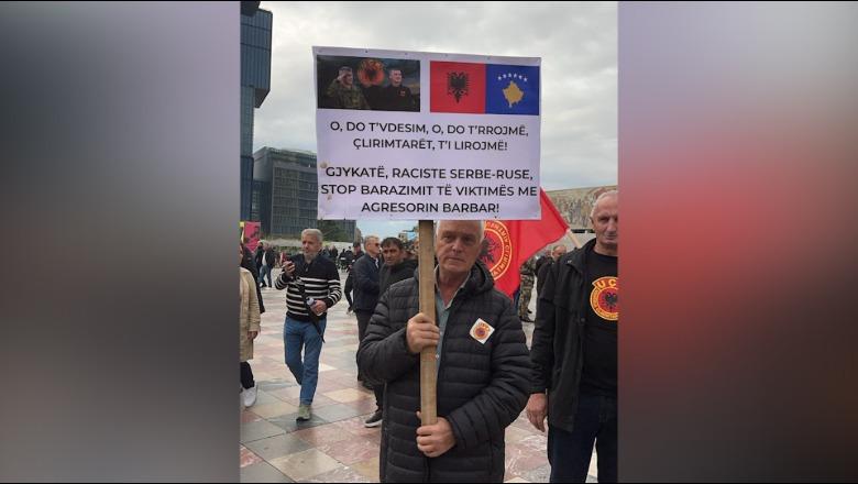 FOTOLAJM/ ’O të vdesim o të rrojmë, çlirimtarët t’i lirojmë’! Pankarta në protestën e UÇK-së: Gjykatë raciste
