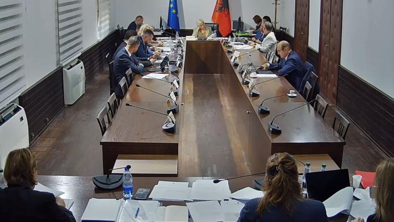 ‘Ekonomia’ miraton pr.ligjin/ Hiqet gjinia gjithëpërfshirëse, në Shqipëri vetëm burrë e grua