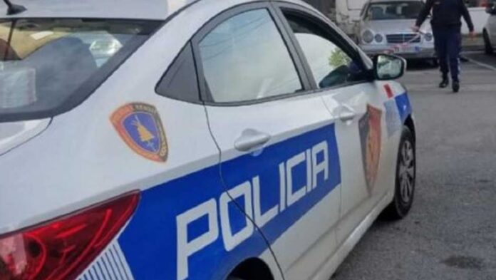 Humb kontrollin e automjetit dhe përplaset me një shtyllë elektrike, ndërron jetë 32-vjeçari