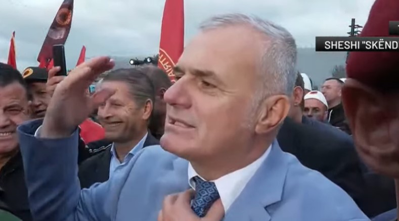 Bujar Leskaj nuk zbaton urdhrin e Berishës, merr pjesë në protestën e UÇK-së