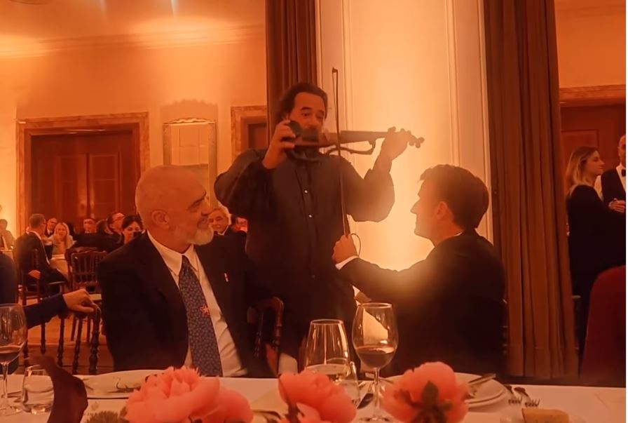 Emmanuel Macron dhe artisti shqiptar Olen Cesari “duet” me violinë në darkën e Edi Ramës