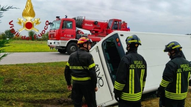Aksident i rëndë/ Makina përplaset “kokë më kokë” me autobusin që transportonte 50 studentë