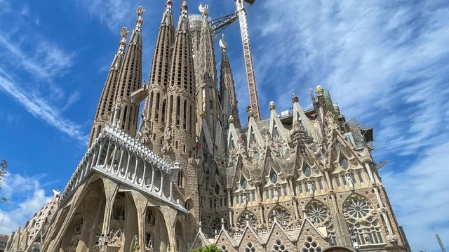 Sagrada Familia në Barcelonë bëhet kisha më e lartë në botë/ Kur pritet të përfundojnë punimet