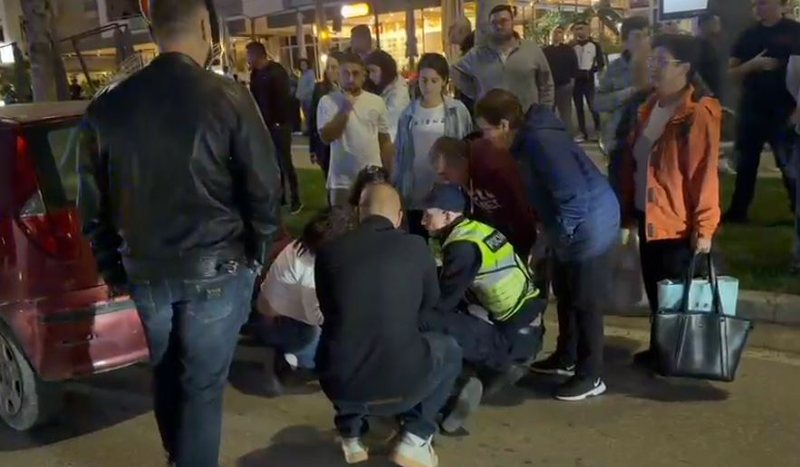 I moshuari në Vlorë përplas te vizat e bardha dy gra këmbësore