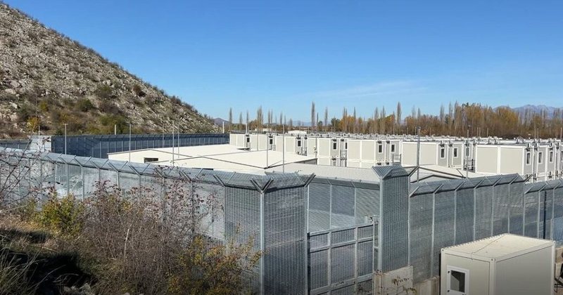 Deputetët italianë në kampin e emigrantëve në Gjadër: Të shohim nëse funksionojnë