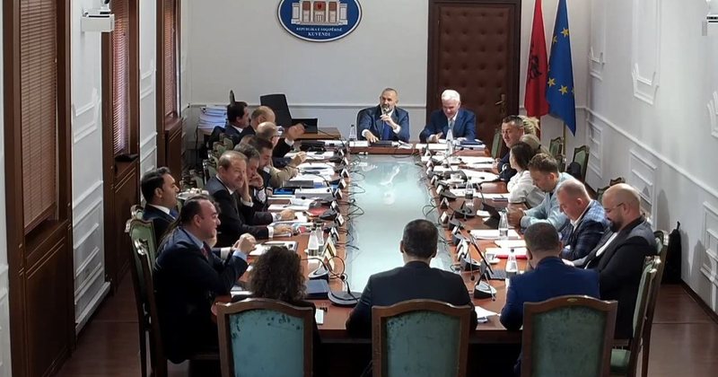 Deputeti i PD kërkon Ramën: Ku është kryeministri, ta puthim njëherë