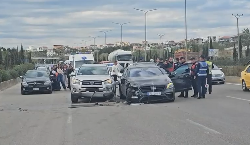 Makina të shkatërruara dhe trafik, çfarë shkaktoi i riu që i iku policisë në Tiranë