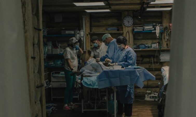 Gjashtë metra nën tokë/ Brenda spitalit sekret ku trajtohen ushtarët ukrainas të plagosur nga dronët rusë