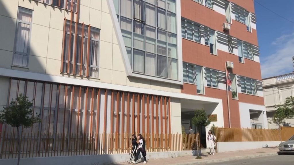 Debatoi ashpër me prokurorin në sallën e gjyqit, arrestohet avokati