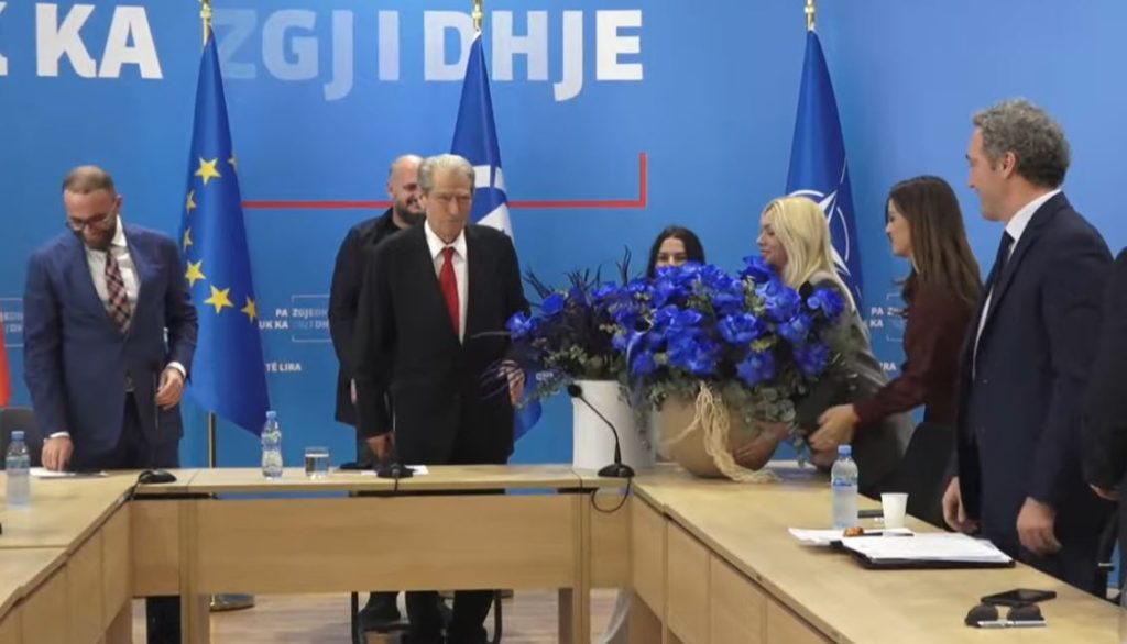 Demokratët e presin me lule blu/ Berisha feston ditëlindjen e 81-të: Sekreti im është vetëm…