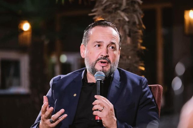 “Po pse duhet të bëhesh gay që të futesh në BE?”-Pastori apel aktivistes: Mos fusni hundët te fëmijët!