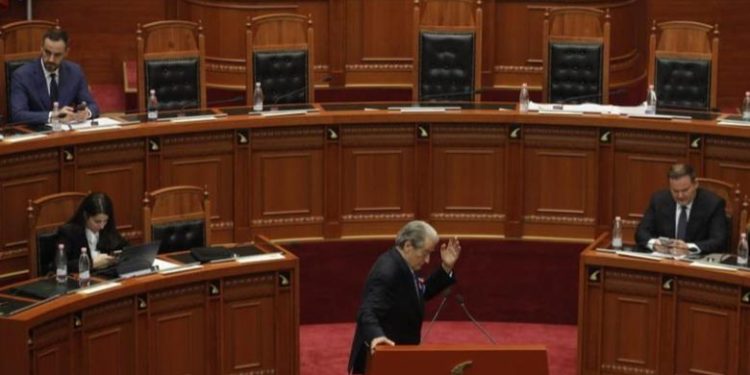 Socialistët ‘tallen’ me Berishën në Kuvend/ Balla publikon videon e kryedemokratit: Në foltore e nuk e kupton se nga i vjen zëri