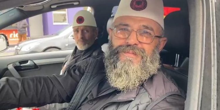 Me qeleshe dhe simbolin e UÇK edhe Tetova drejt Tiranës: Presim ish-krerët të lirohen