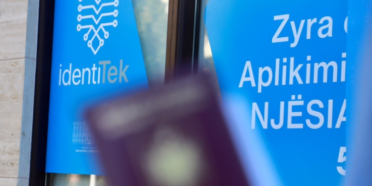 “Sot qeveria propozohet për votim si një akt i shërbimit ndaj vendit. Pa votimin e qeverisë së re, Republika rrezikon të shkojë në zgjedhje të re, pa buxhet për vitin e ardhshëm dhe pa funksionim të institucioneve të vendit”, shtoi ai. “Një vend pa buxhet, është një vend që nuk mund të ecë përpara”, deklaroi Kurti.