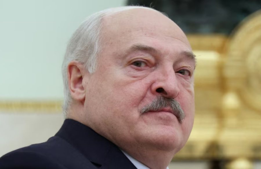 Lukashenko e quan “mashtrim të çmendur” mbylljen e kufirit nga Lituania