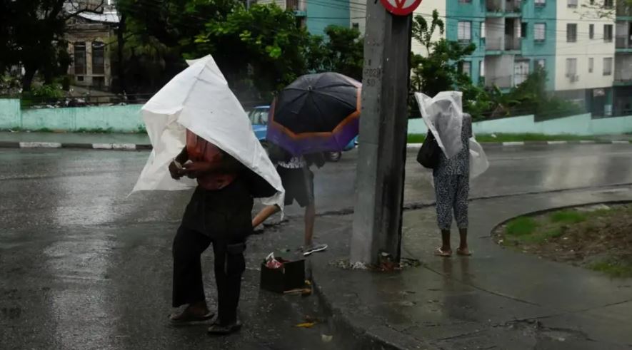 Kryeministri shpall ‘zonë fatkeqësie’/ Erërat shkatërruese kanë arritur deri 200 km/orë, uragani “Melissa” godet Kubën