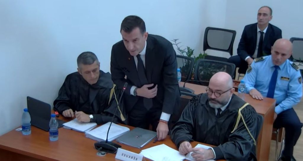 Nis seanca ndaj Veliajt në Kushtetuese, ish-kryebashkiaku i shoqëruar me policë në sallën e gjyqit
