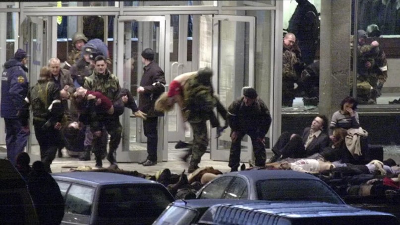2002 – Çeçenët marrin 850 pengje në teatrin e Moskës, 170 persona humbën jetën