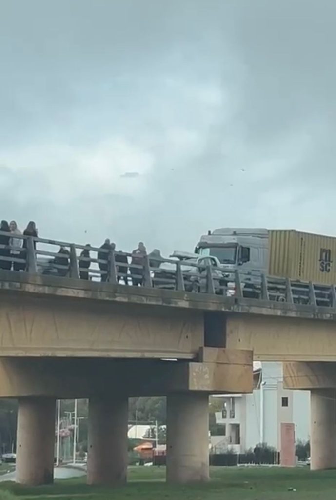 FOTO/ Mjeti bëhet “copë-copë” te mbikalimi i Plepave