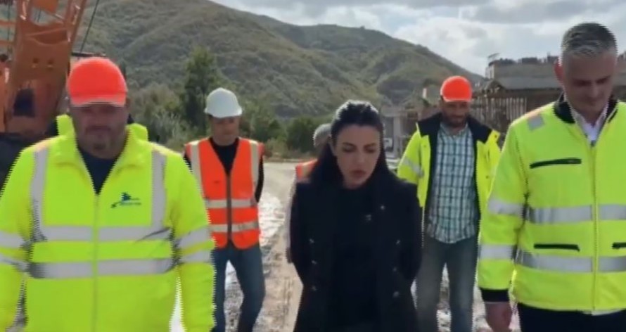 Balluku inspekton punimet për autostradën Elbasan-Rrogozhinë