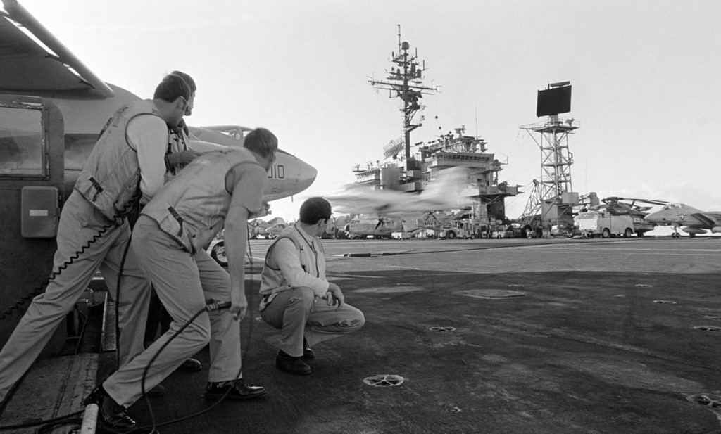 1972 – Aeroplanmbajtësja amerikane Kitty Hawk, si u bë arena e një kryengritje raciale