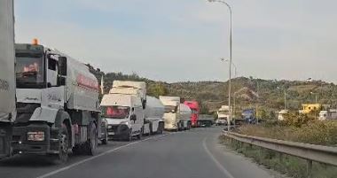Bllokimi i autostradës, trafik kilometrik në aksin dytësor Vorë–Maminas