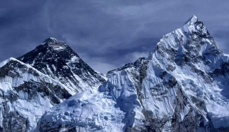 Stuhia e borës bllokon rreth 1,000 alpinistë në shpatet e malit Everest