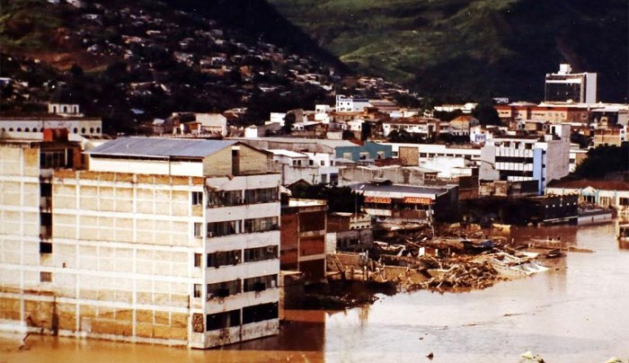 1998 – Uragani Mitch, mijëra të vdekur në Amerikën Qëndrore
