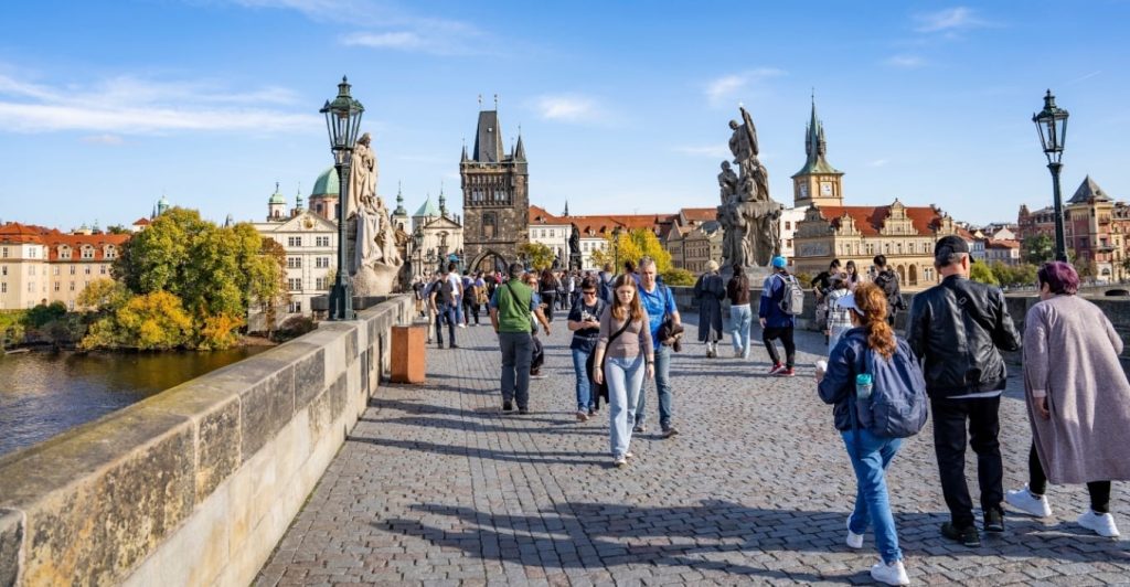 Praga i jep fund skuterëve elektrikë, qyteti synon rrugë më të sigurta për këmbësorët