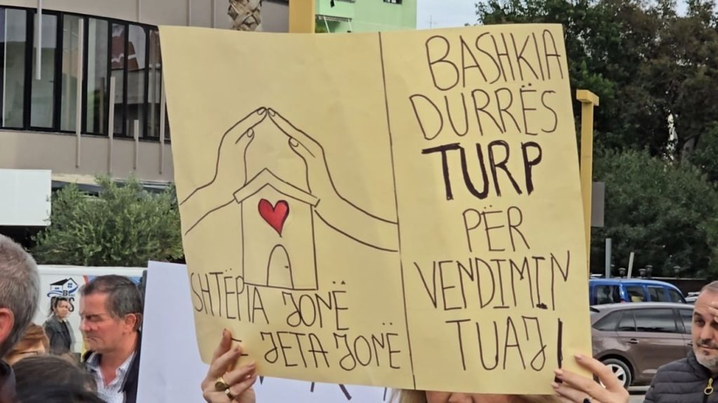 Protestë para bashkisë Durrës! Banorët kundërshtojnë prishjen e banesave