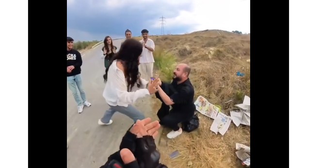 A kështu bëhet një propozim martese? Ai bëri sikur ka vdekur dhe e dashura e tij u çmend