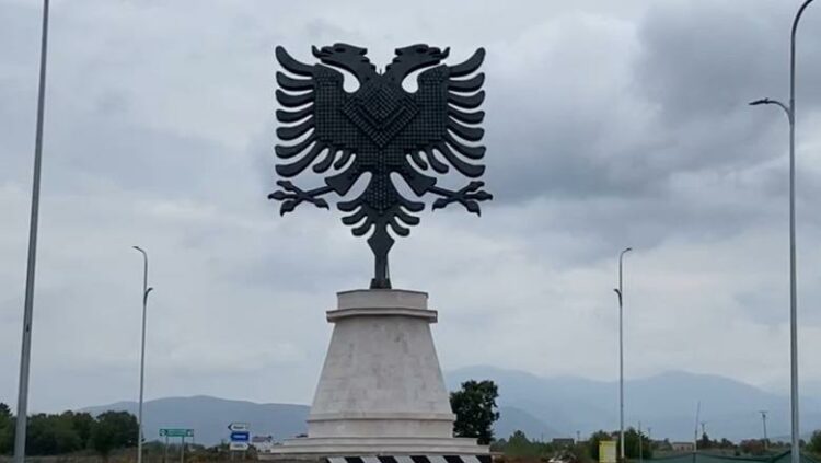Shqiponja “fluturon” drejt veriut/ Monumenti zhvendoset në Kukës