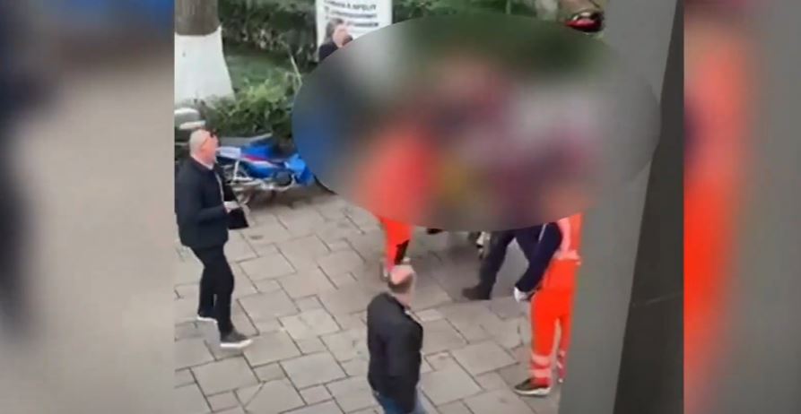 VIDEO: Pamje, ekzekutimi i gjyqtarit, momenti kur trupi nxirret me barrelë