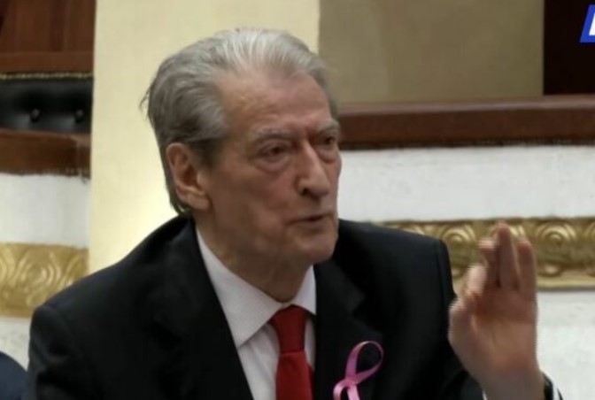 Raportimi i Dumanit në Parlament, Berisha ngrihet nga vendi: Të lexojë pyetjet një për një!