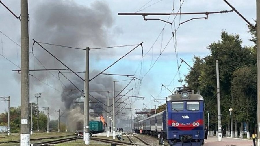 Rusia vijon sulmet, godet infrastrukturat hekurudhore në Ukrainë