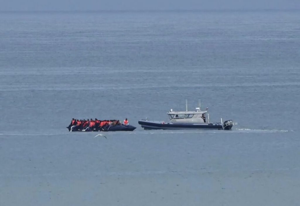 Mesdhe, mbytet një varkë me emigrantë! Mbi 40 të vdekur