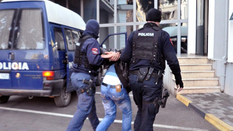 Fier/ Me kok*inë në xhep, arrestohen 3 persona dhe procedohet një 15-vjeçar
