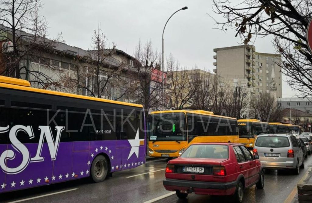 Orë vendimtare në Kuvendin Komunal: A do t’i japë fund Prishtina grevës së transportuesve?