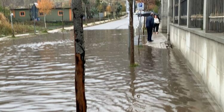 Reshjet e dendura të shiut në Bulqizë/ Përmbyten disa akse, vështirësi në qarkullim