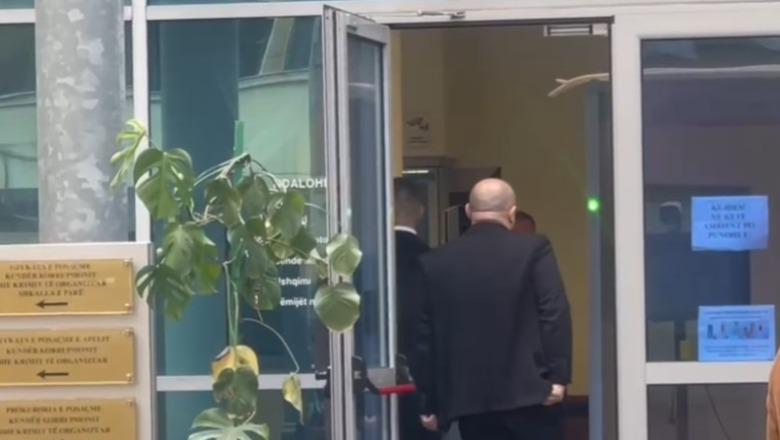 Kërkoi vota për PSD-në për zgjedhjet e 11 majit, kryebashkiaku i Vaut të Dejës paraqitet në GJKKO për seancën paraprake